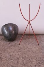Large Mid-Century Modern Fiberglass and Painted Iron Tripod Planter by Kimball - Image 4