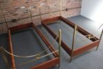 Pair of Vintage Italian Mahogany and Brass Beds by Carlo de Carli for Sormani - Image 12