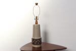 Vintage Gordon and Jane Martz Taupe Ceramic and Walnut Table Lamp with Finial - Image 4