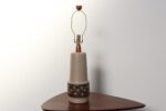Vintage Gordon and Jane Martz Taupe Ceramic and Walnut Table Lamp with Finial - Image 5