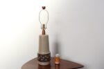 Vintage Gordon and Jane Martz Taupe Ceramic and Walnut Table Lamp with Finial - Image 10