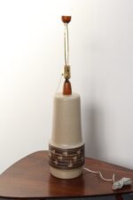 Vintage Gordon and Jane Martz Taupe Ceramic and Walnut Table Lamp with Finial - Image 9
