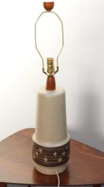 Vintage Gordon and Jane Martz Taupe Ceramic and Walnut Table Lamp with Finial - Image 13