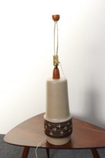 Vintage Gordon and Jane Martz Taupe Ceramic and Walnut Table Lamp with Finial - Image 7