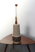 Vintage Gordon and Jane Martz Taupe Ceramic and Walnut Table Lamp with Finial - Image 6
