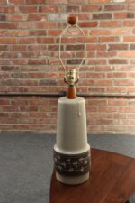 Vintage Gordon and Jane Martz Taupe Ceramic and Walnut Table Lamp with Finial - Image 8